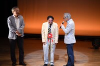 大竹まこと（右）にツッコまれるきたろう（中央）。