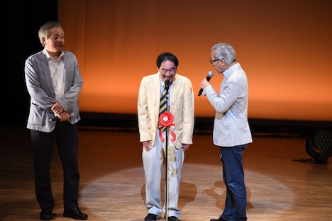 大竹まこと（右）にツッコまれるきたろう（中央）。