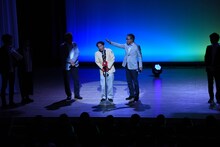 きたろう（中央）にツッコミを入れる大竹まこと（右）。