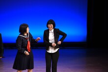 喜びのあまり泣き出す阿佐ヶ谷姉妹・江里子（右）。