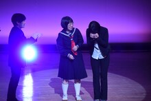 感極まる阿佐ヶ谷姉妹・江里子（右）。