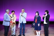 シティボーイズ（左から3人）と阿佐ヶ谷姉妹。