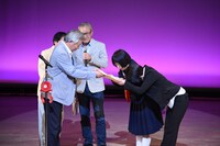 斉木しげるから表彰状を受け取る阿佐ヶ谷姉妹。