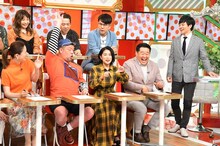 「名医のTHE太鼓判！SP」に出演する野性爆弾くっきー（前列左から2人目）ら。(c)TBS