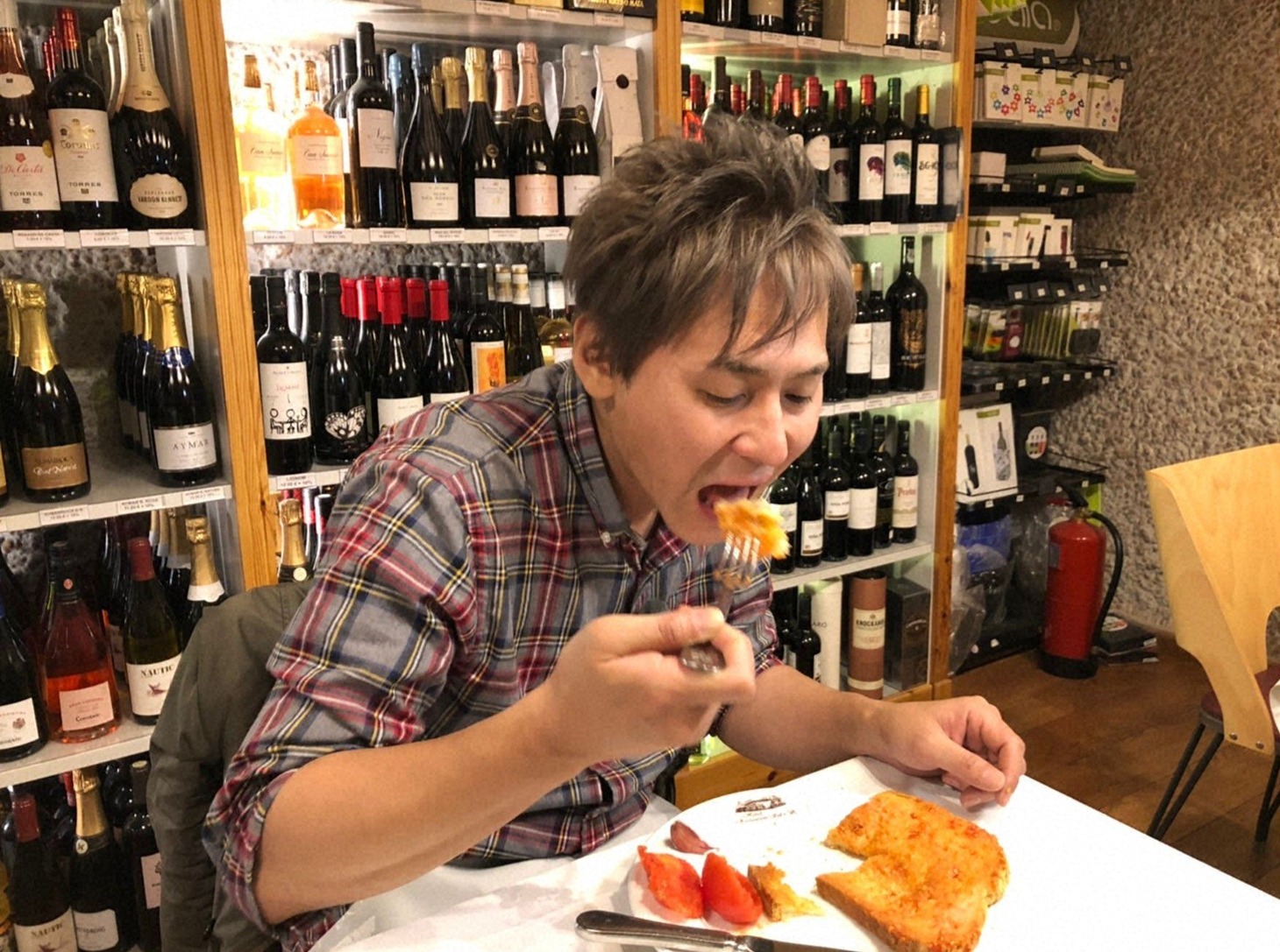 「迷宮グルメ 異郷の駅前食堂」でスペインを訪れ、謎の肉を食べるヒロシ。(c)BS朝日