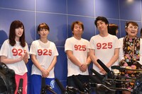 記者取材を受ける山田邦子（右端）ら。