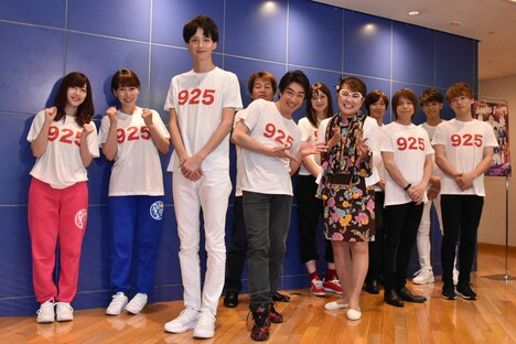 「山田邦子芸能生活40周年記念公演『山田邦子の門』」に出演する山田邦子らキャスト陣。