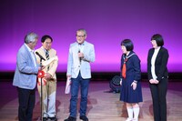 表彰状を読み上げる斉木しげる（右）。