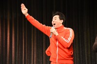 テツandトモのテツのモノマネを披露するビスケッティ佐竹。