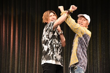 ショートEXITを披露するEXIT。