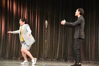 ネタを披露する霜降り明星。