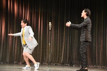 ネタを披露する霜降り明星。