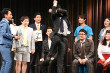 EXITのポーズではなくX-GUNのポーズを決めてみせるミキ亜生。