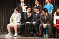 舞台転換中に雑談する霜降り明星・粗品とミキ亜生。