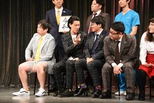 舞台転換中に雑談する霜降り明星・粗品とミキ亜生。