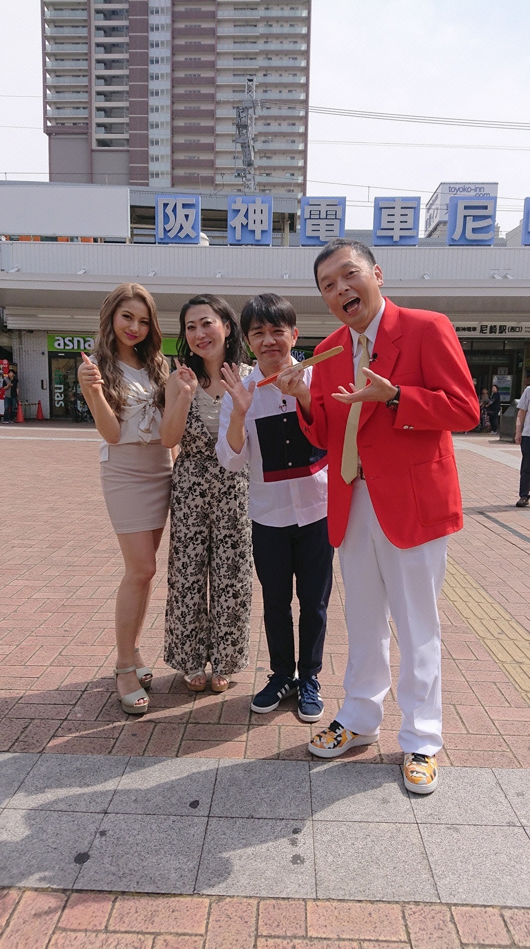 左からゆきぽよ、友近、中川家。(c)読売テレビ