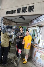 ロケ中の霜降り明星。