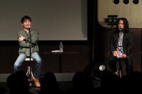 左から宮沢和史、ピース又吉。