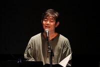 歌詞を朗読する宮沢和史。