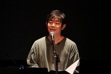 歌詞を朗読する宮沢和史。