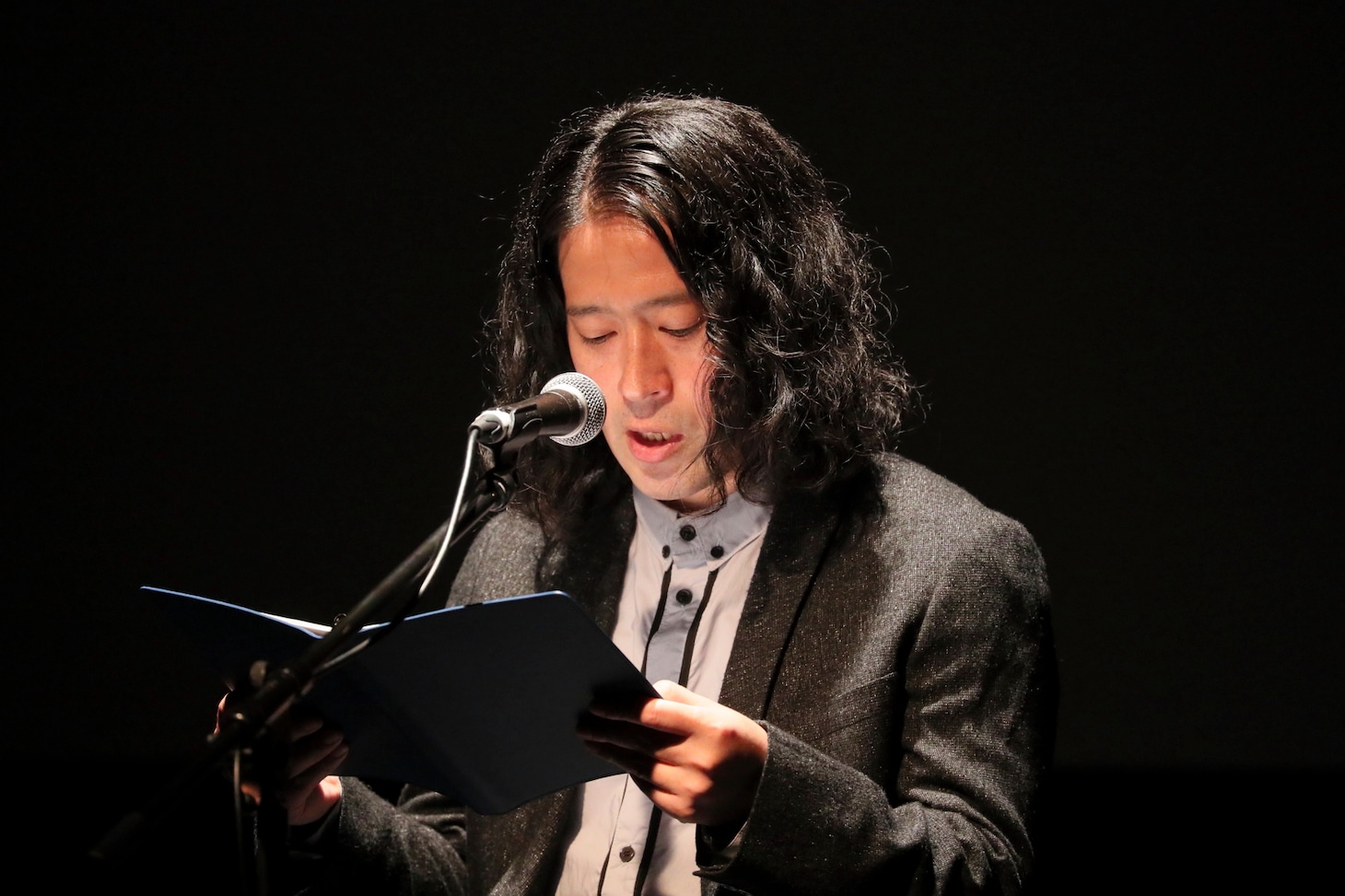 歌詞を朗読するピース又吉。