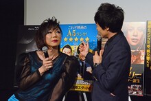 ミッツ・マングローブ（左）を口説く和牛・川西（右）。