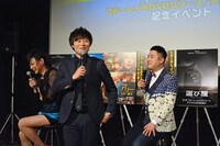 歌を口ずさみながらその場から離れる和牛・川西（中央）。