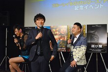 歌を口ずさみながらその場から離れる和牛・川西（中央）。