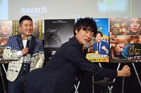 好きな映画に関するトーク中、「ダークナイト」のお気に入りシーンを再現する和牛・川西（右）。「車が変形して別の乗り物になるシーン」とのこと。