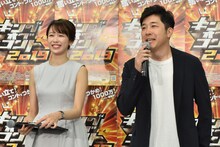 会見でMCを務めた（左から）良原安美TBSアナウンサー、あべこうじ。