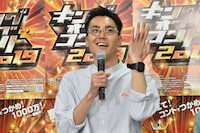 自ら左手薬指の指輪を掲げる新婚のハナコ菊田。