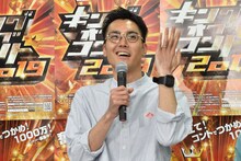 自ら左手薬指の指輪を掲げる新婚のハナコ菊田。