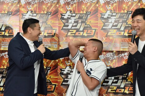 3位となったKOC2018のことを思い出そうとすると頭が割れそうになるチョコレートプラネット松尾（中央）。