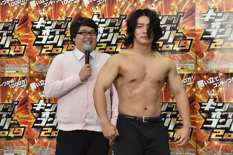 服を脱ぎ、決勝へ向けてこれから絞るという上半身を見せるマヂカルラブリー野田（右）。