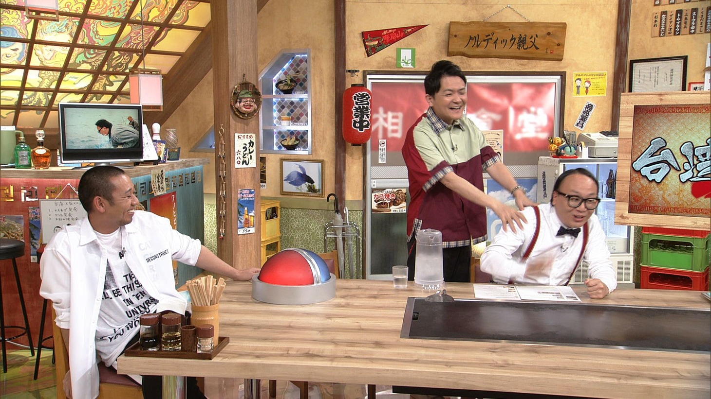 「相席食堂」に出演する千鳥とトレンディエンジェルたかし（右）。(c)ABC