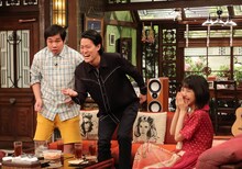 「金曜プレミアム さんまのまんま 35年目突入SP」に出演する（左から）霜降り明星、浜辺美波。(c)関西テレビ