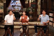 （左から）丸山健太郎氏、大久保佳代子、石橋貴明。(c)フジテレビ