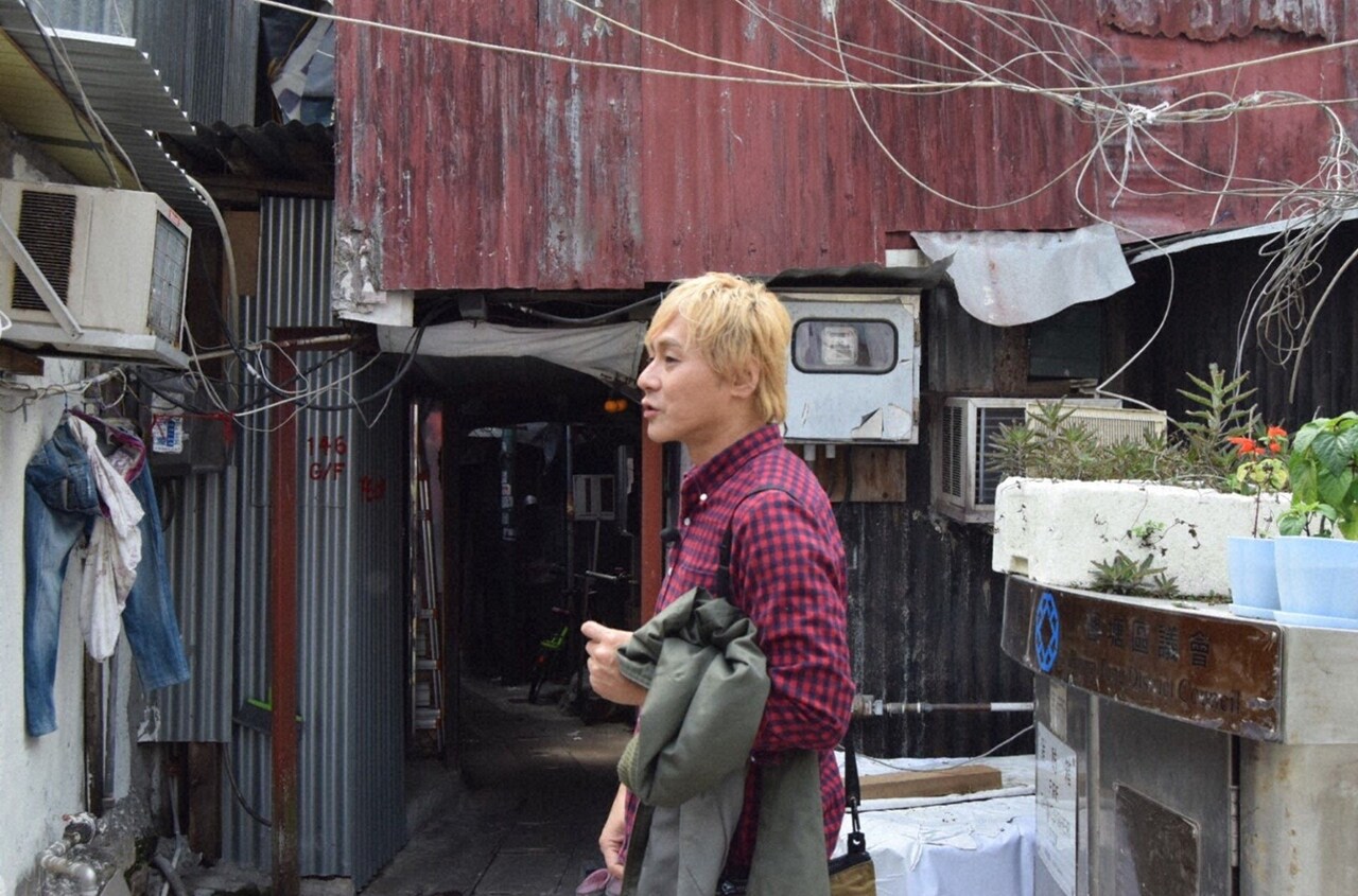 ヒロシ、香港で薄暗い路地を散策