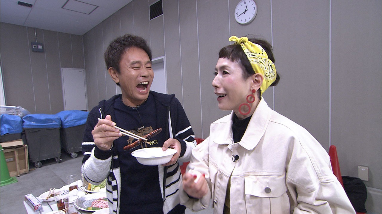 夫婦になりきってバーベキューを楽しむダウンタウン浜田（左）と久本雅美（右）。(c)MBS