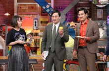 左から吉岡里帆、きつね。(c)日本テレビ