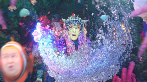 魔女に扮するブラックマヨネーズ吉田。