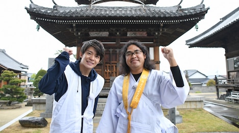 香川で「七ヶ所まいり」に臨む（左から）岸優太、ロッチ中岡。(c)RSK