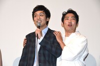 とろサーモン村田（左）とNON STYLE石田（右）。