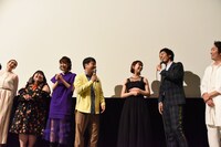 舞台挨拶中の様子。