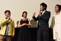 舞台挨拶中の様子。