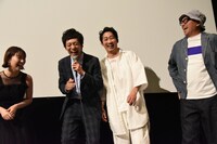 舞台挨拶中の様子。