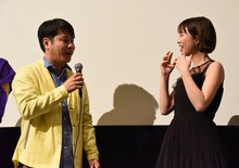 森川葵（右）にマイクを受け取ってもらえないNON STYLE井上（左）。