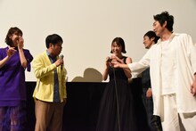 NON STYLE石田（右端）が渡すマイクはすぐに受け取った森川葵（左から3人目）。