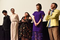 舞台挨拶中の様子。