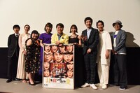 「耳を腐らせるほどの愛」完成披露上映会前に行われた舞台挨拶の様子。左から菅原永二、長井短、信江勇、山谷花純、NON STYLE井上、森川葵、とろサーモン村田、NON STYLE石田、豊島圭介監督。